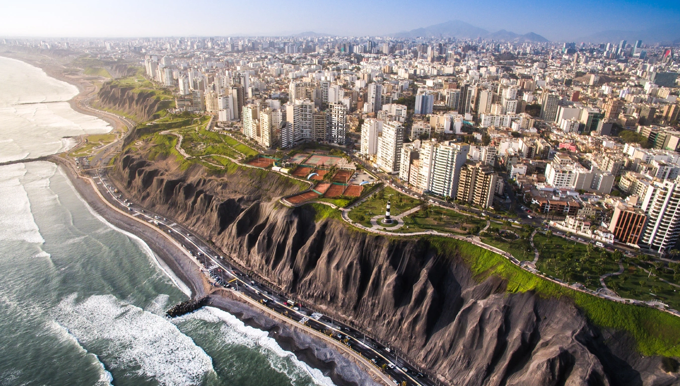 Costa Verde de Lima, destacando su infraestructura y oportunidades de inversión en el país