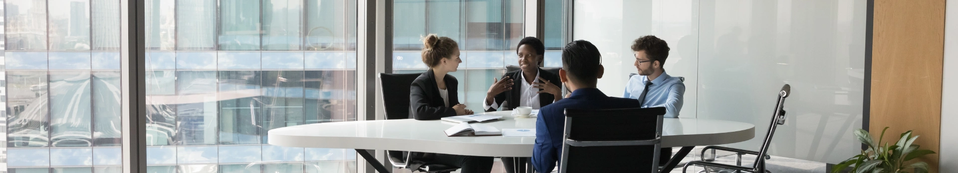 Equipo de profesionales discutiendo sobre servicios al inversionista