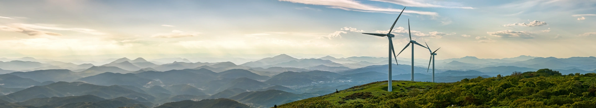 Aerogeneradores en la cima de una montaña, simbolizando el uso de energías renovables