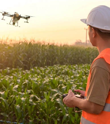 Profesional trabajando con un drone de alta tecnología en la agricultura