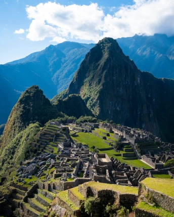 Vista de las ruinas de Machu Picchu en Perú, un importante sitio turístico lleno de historia y belle