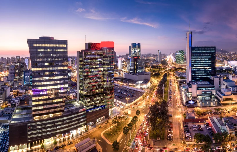 Vista del centro financiero de Perú, simbolizando su vibrante economía